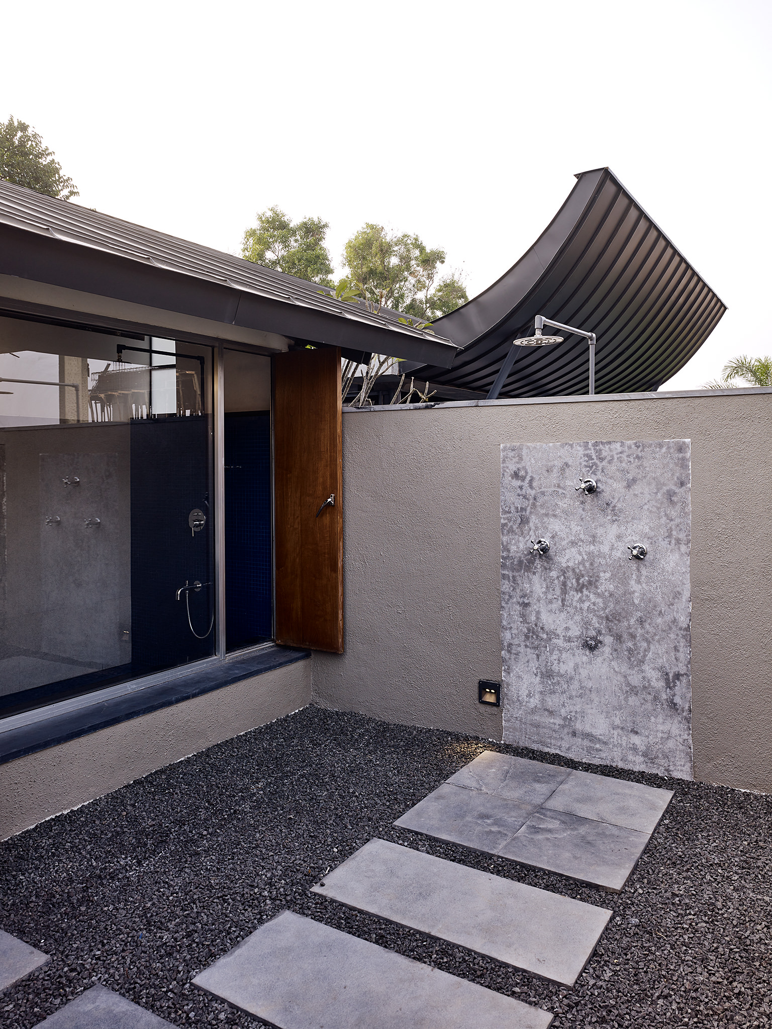 Opolis Architects, roof-house in Khandala